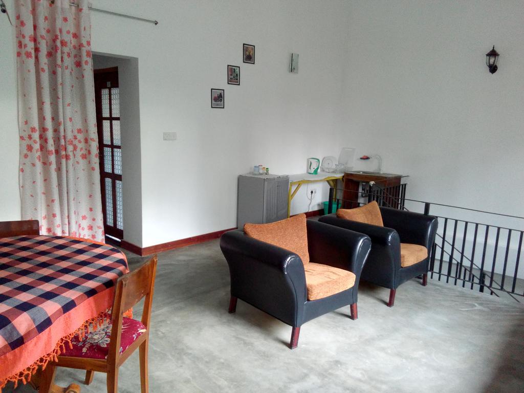 Chelli Homestay Негомбо Экстерьер фото