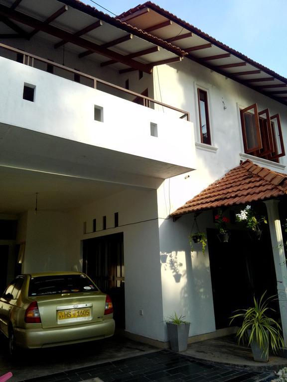 Chelli Homestay Негомбо Экстерьер фото